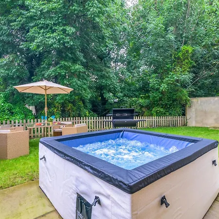 5 Bed 2 Bath House By Livestay Short Lets & Serviced With Private Garden & Jacuzzi Holiday home