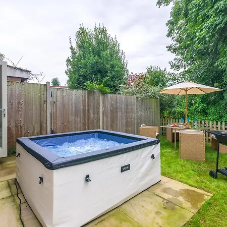 5 Bed 2 Bath House By Livestay Short Lets & Serviced With Private Garden & Jacuzzi Holiday home *