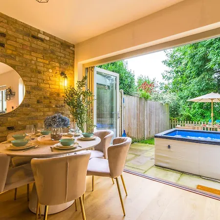 Holiday home 5 Bed 2 Bath House By Livestay Short Lets & Serviced With Private Garden & Jacuzzi *