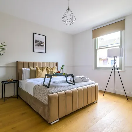 Holiday home 5 Bed 2 Bath House By Livestay Short Lets & Serviced With Private Garden & Jacuzzi