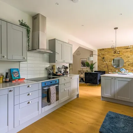 5 Bed 2 Bath House By Livestay Short Lets & Serviced With Private Garden & Jacuzzi * Isleworth
