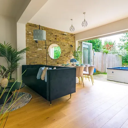 Holiday home 5 Bed 2 Bath House By Livestay Short Lets & Serviced With Private Garden & Jacuzzi Isleworth