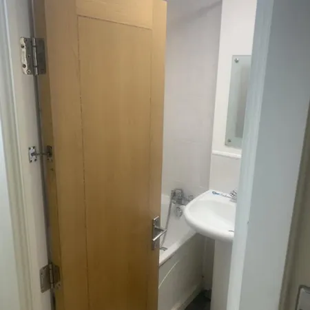 Budget,cosy Double Bedroom - Shared Bathroom *