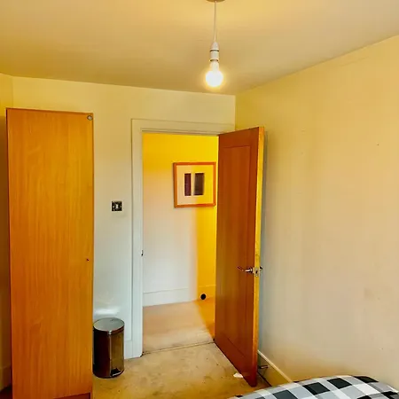 Privatunterkunft Budget,cosy Double Bedroom - Shared Bathroom