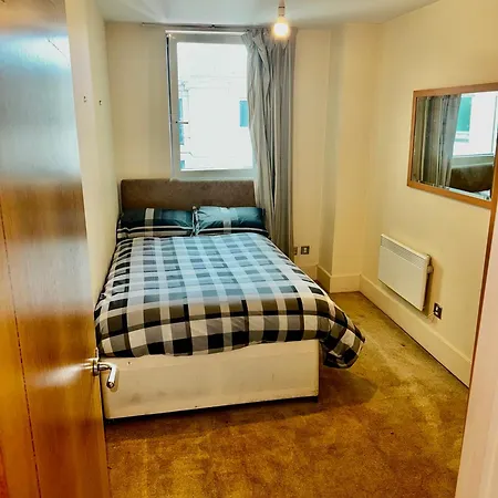 Privatunterkunft Budget,cosy Double Bedroom - Shared Bathroom