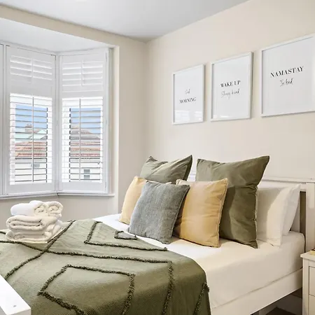 Apartment 3 Bedroom House Short Term & Flexible Renting With Free Wi-fi, Free Parking & Garden Sleeps 6! Hornchurch