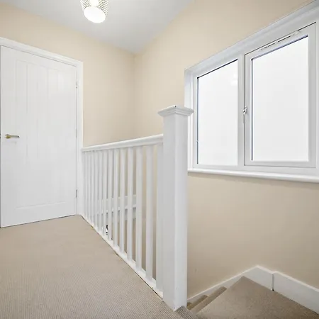 3 Bedroom House Short Term & Flexible Renting With Free Wi-fi, Free Parking & Garden Sleeps 6! Hornchurch