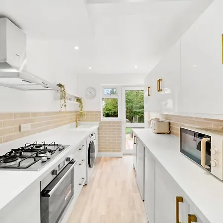3 Bedroom House Short Term & Flexible Renting With Free Wi-fi, Free Parking & Garden Sleeps 6! Apartment
