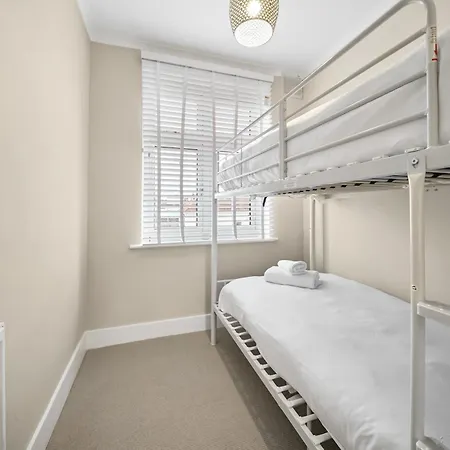 Apartment 3 Bedroom House Short Term & Flexible Renting With Free Wi-fi, Free Parking & Garden Sleeps 6!