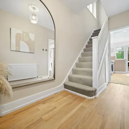 Apartment 3 Bedroom House Short Term & Flexible Renting With Free Wi-fi, Free Parking & Garden Sleeps 6! Hornchurch