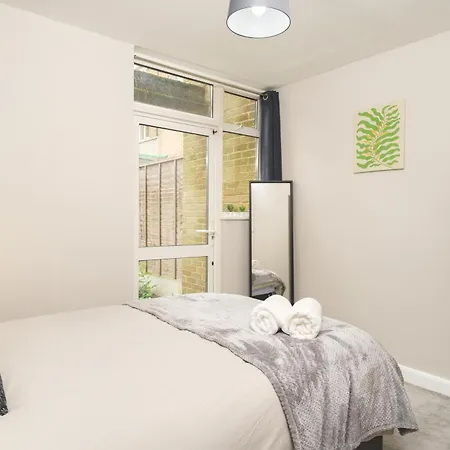 Cozy 2-bed Garden Flat, With Free Private Parking, Wembley London