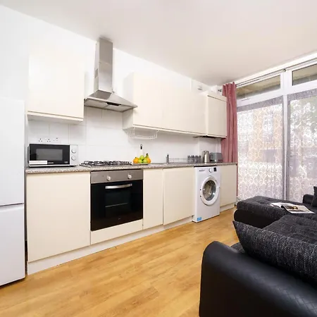 Cozy 2-Bed Garden Flat, With Free Private Parking, Wembley Apartment London