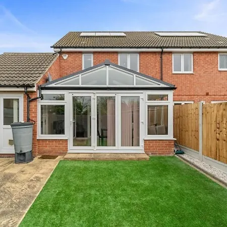 Cosy 3 Bedroom Spacious House Romford