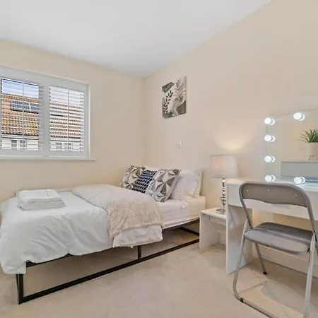 Cosy 3 Bedroom Spacious House * Romford