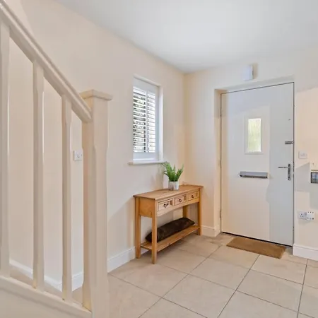 Cosy 3 Bedroom Spacious House * Romford