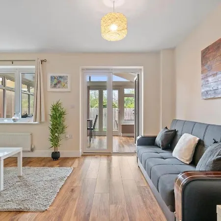 Cosy 3 Bedroom Spacious House *