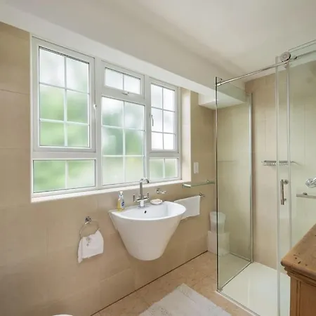 5 Bed With Private Parking - 25 Mins To London