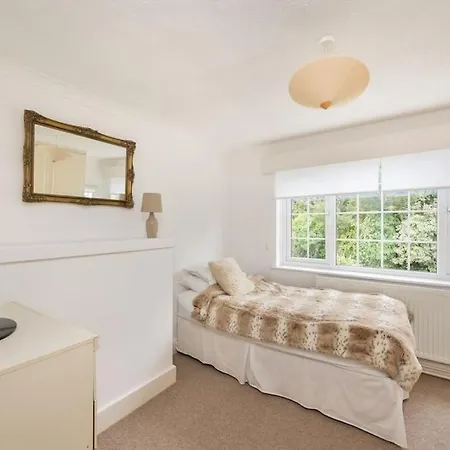 Apartment 5 Bed With Private Parking - 25 Mins To London