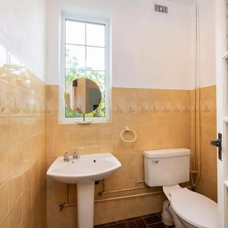 5 Bed With Private Parking - 25 Mins To