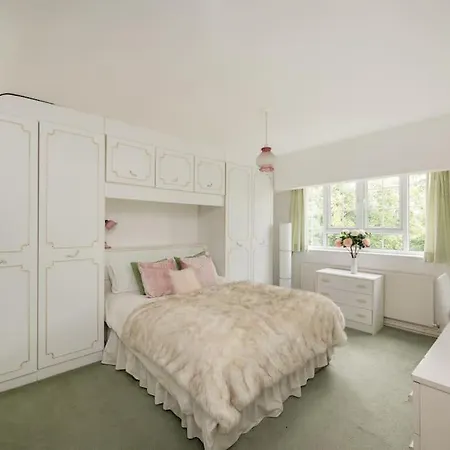 5 Bed With Private Parking - 25 Mins To