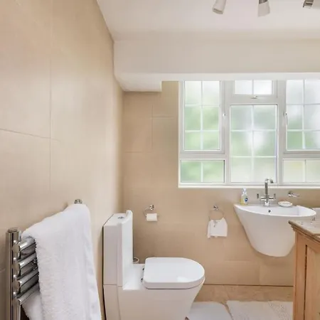 5 Bed With Private Parking - 25 Mins To