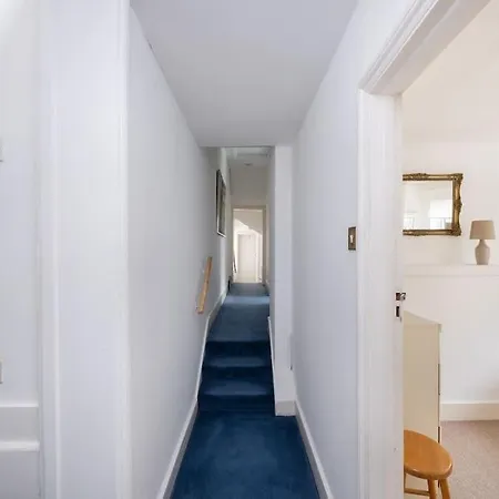 5 Bed With Private Parking - 25 Mins To