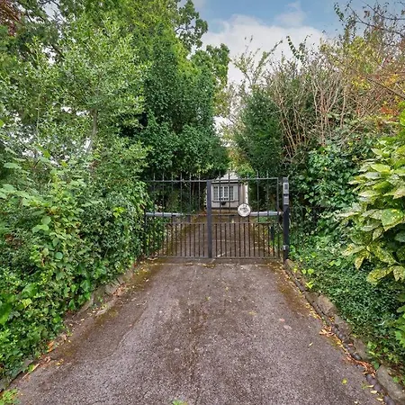 5 Bed With Private Parking - 25 Mins To