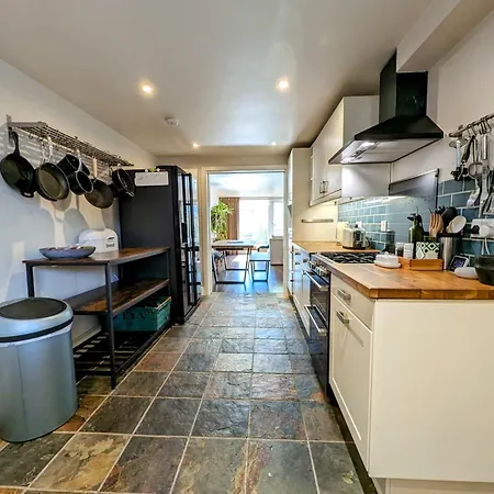 Modern Well Presented With Garden * Londres