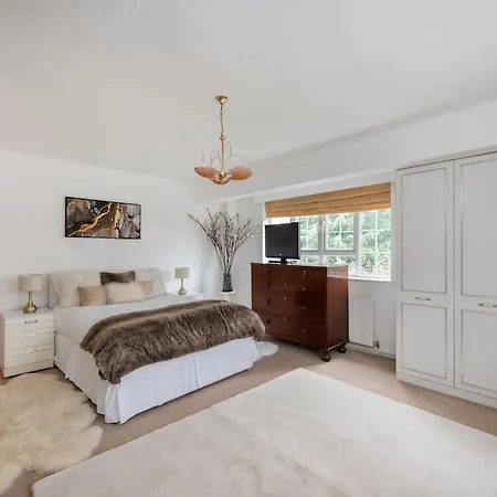 5 Bed With Private Parking - 25 Mins To Apartment *