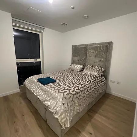 Harbor View Haven Apartment London