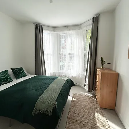 Serviced Near Tottenham Hotspurs Football Stadium Great For Contractors *