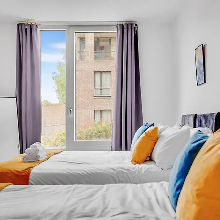 Graceful - Self Contained Spacious 2 Bed Stratford Apartment