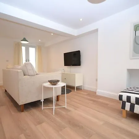 Freshly Refurbished, Peaceful Victorian House * Worcester Park