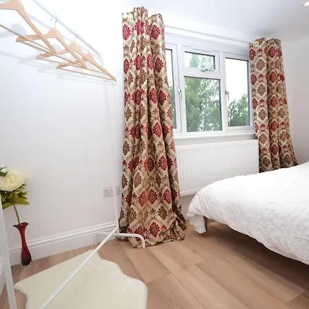 Freshly Refurbished, Peaceful Victorian House Holiday home Worcester Park