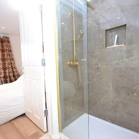 Freshly Refurbished, Peaceful Victorian House Worcester Park