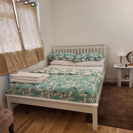 Homestay Homely Space In Havering, Essex Havering