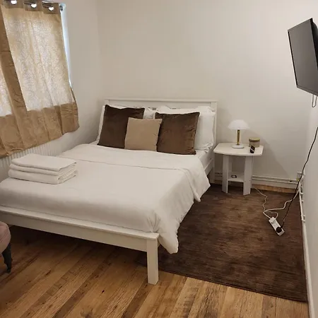 Homestay Homely Space In Havering, Essex *