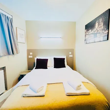 Paragraph Palmers Hotel Palmers Green