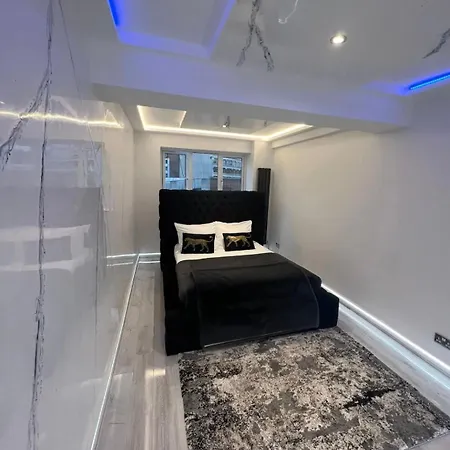 Knightsbridge 2 Bedroom Overlooking Harrods * London