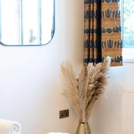 Boutique And Stylish 4 Bed In Holiday home