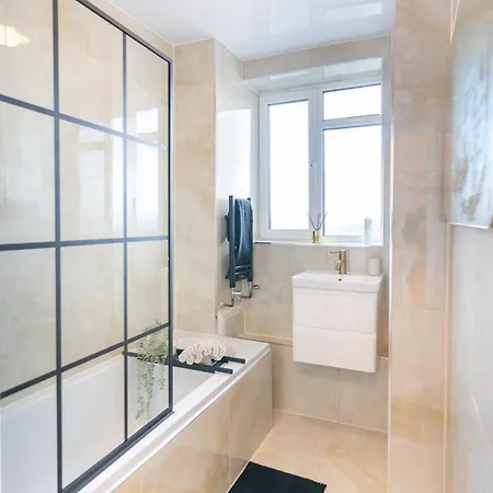 Boutique And Stylish 4 Bed In *