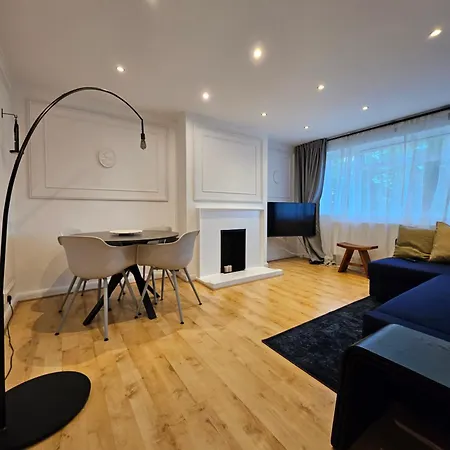 Wembley, Cosy 2 Bed Apa, Next To The Park Apartment *