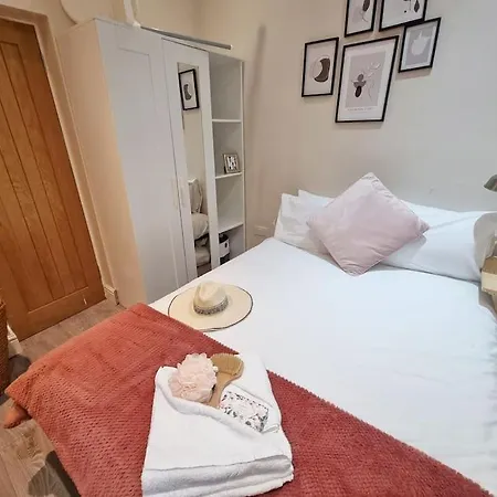 4bed 3bath 8min To Bridge Holiday home London