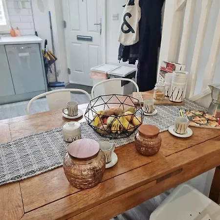 4bed 3bath 8min To Bridge Holiday home London