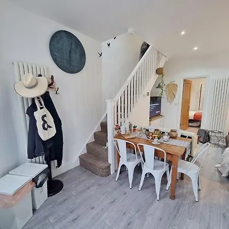 4bed 3bath 8min To Bridge * London