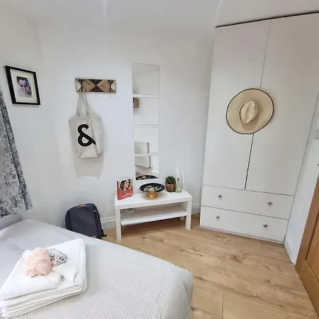 4bed 3bath 8min To Bridge Holiday home