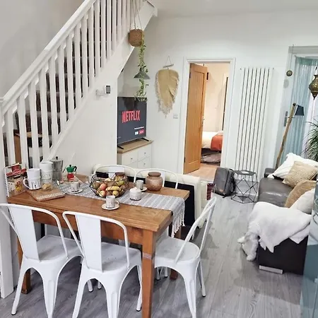 Holiday home 4bed 3bath 8min To Bridge