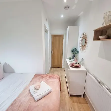 4bed 3bath 8min To Bridge Holiday home *