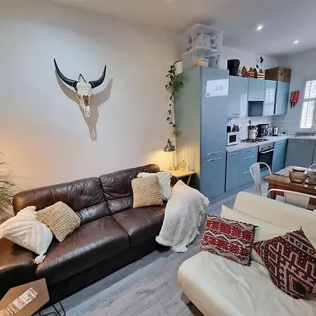 Holiday home 4bed 3bath 8min To Bridge *
