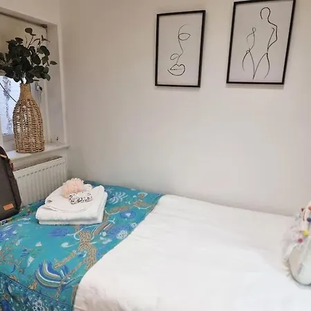 4bed 3bath 8min To Bridge London